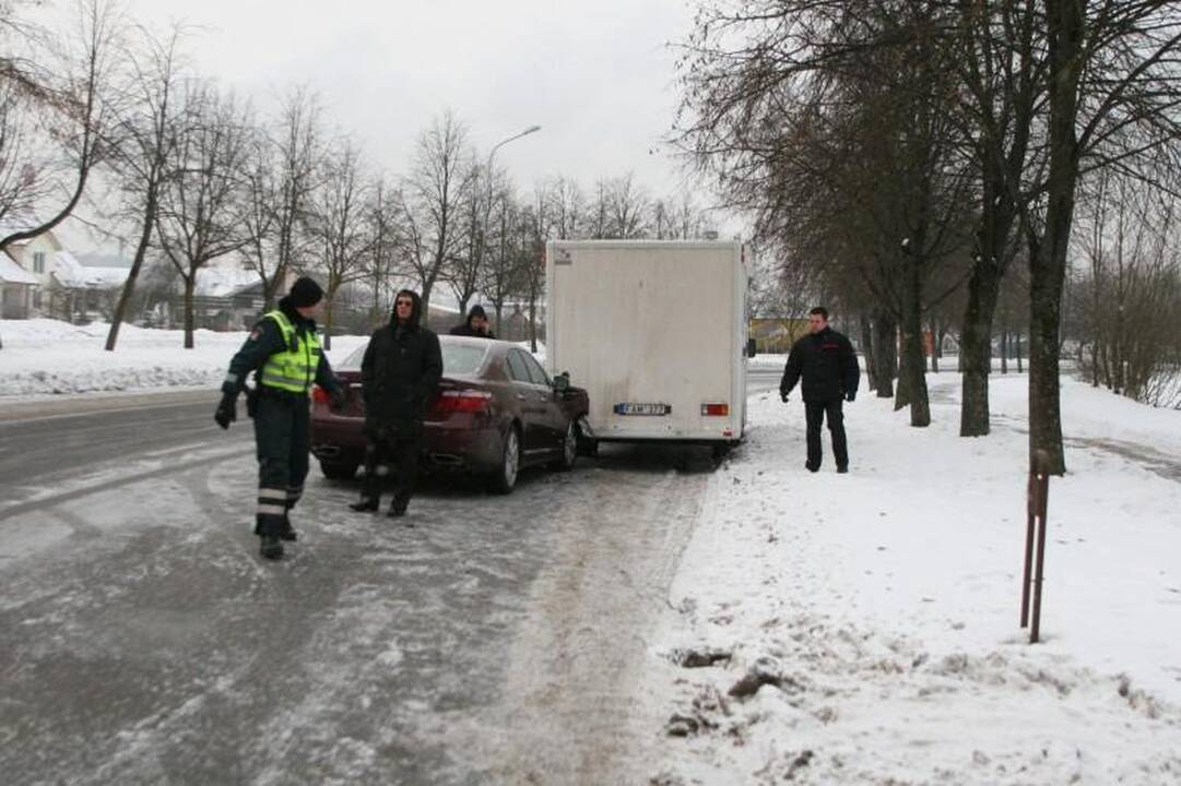 Vilniuje prabangus „Lexus“ rėžėsi į metadoną vežiojantį autobusiuką
