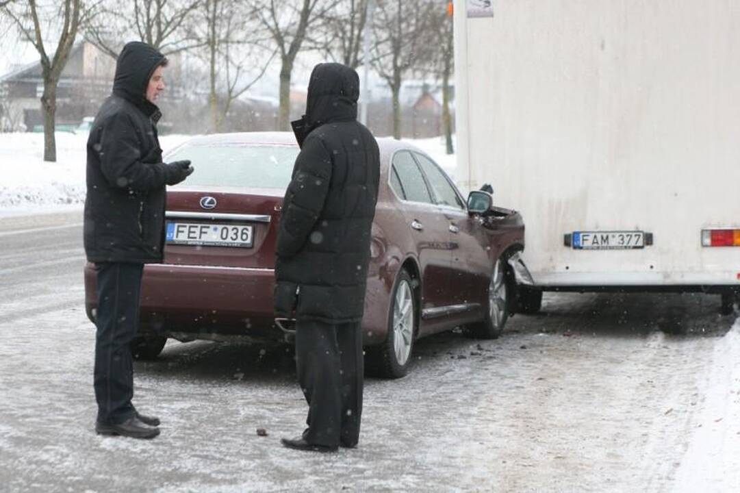 Vilniuje prabangus „Lexus“ rėžėsi į metadoną vežiojantį autobusiuką