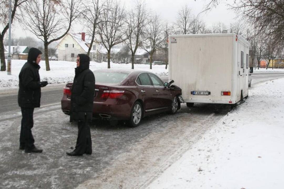 Vilniuje prabangus „Lexus“ rėžėsi į metadoną vežiojantį autobusiuką