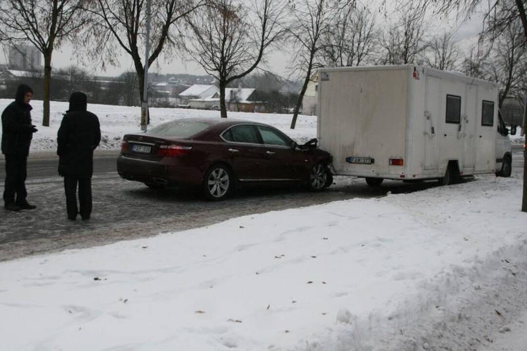 Vilniuje prabangus „Lexus“ rėžėsi į metadoną vežiojantį autobusiuką