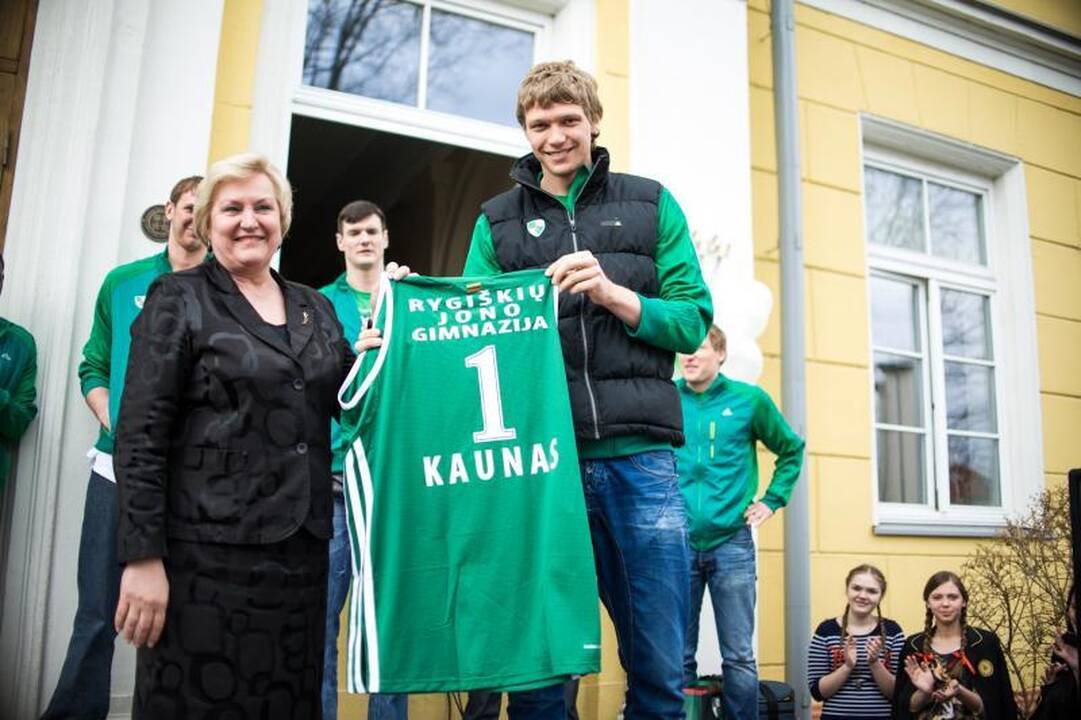Žalgiriečiai su moksleivėmis trypė tautinius šokius