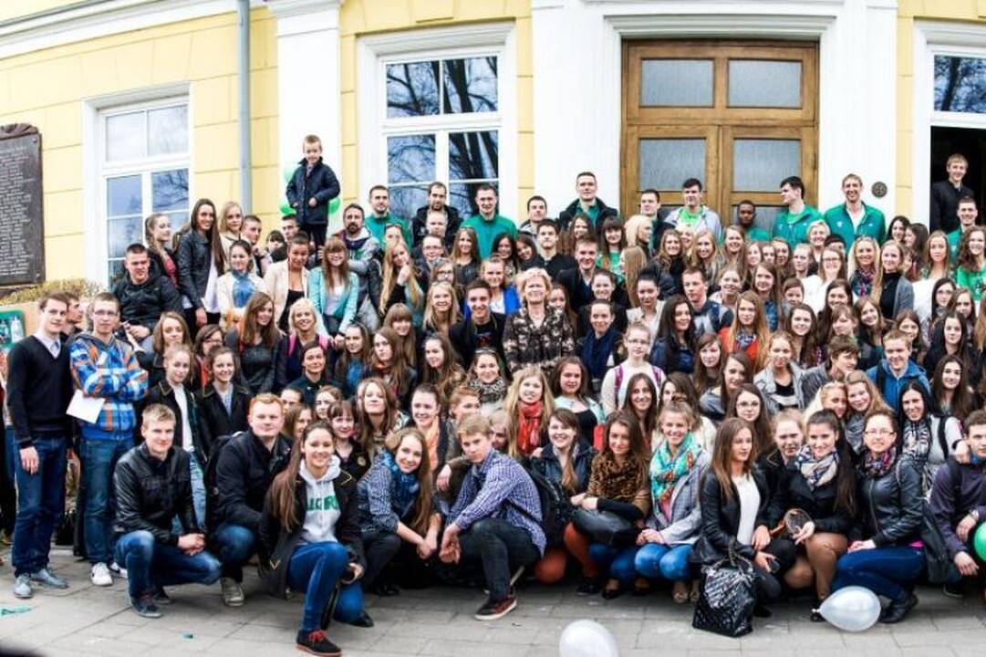 Žalgiriečiai su moksleivėmis trypė tautinius šokius