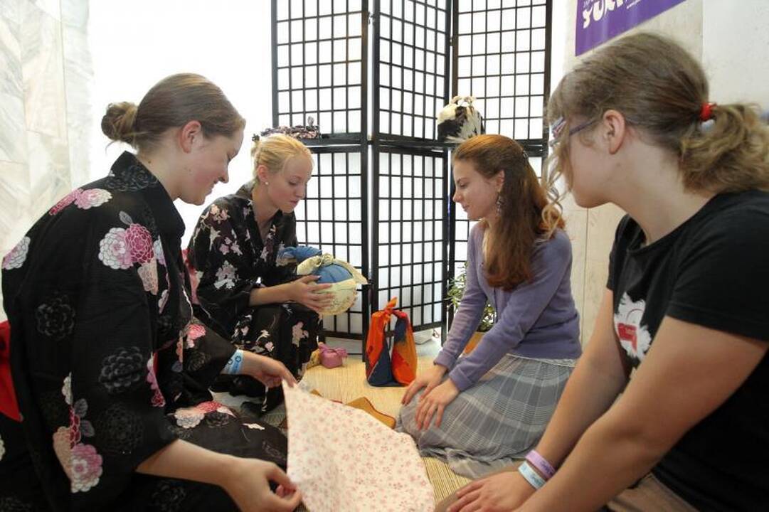 Japonijos gerbėjai renkasi Kongresų rūmuose