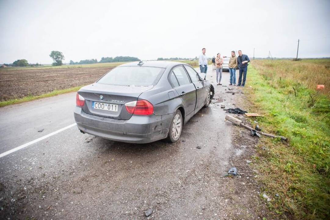 Iš sumaitotos mašinos ištrauktos 23 metų merginos būklė sunki