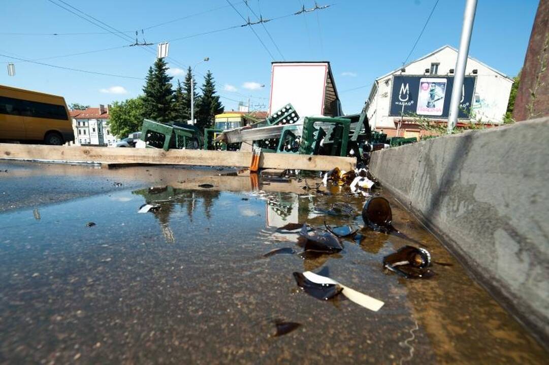 Gatvėje išbarstytas alus tapo lengvu taikiniu praeiviams