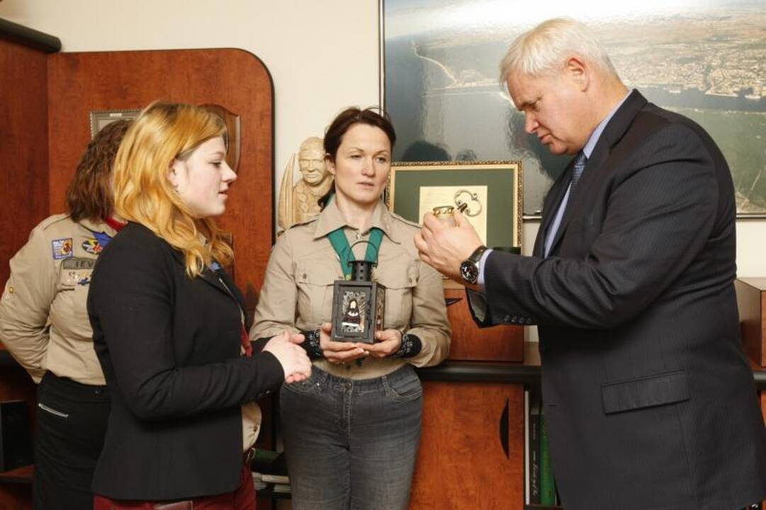 Betliejaus taikos ugnis įteikta Klaipėdos miesto merui