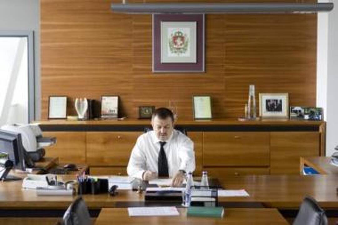 Nepasitiki: nors V.Navickas trečiadienį turėtų padėti ant stalo atsistatydinimo pareiškimą, valdantieji nelinkę pasikliauti mero garbės žodžiu.