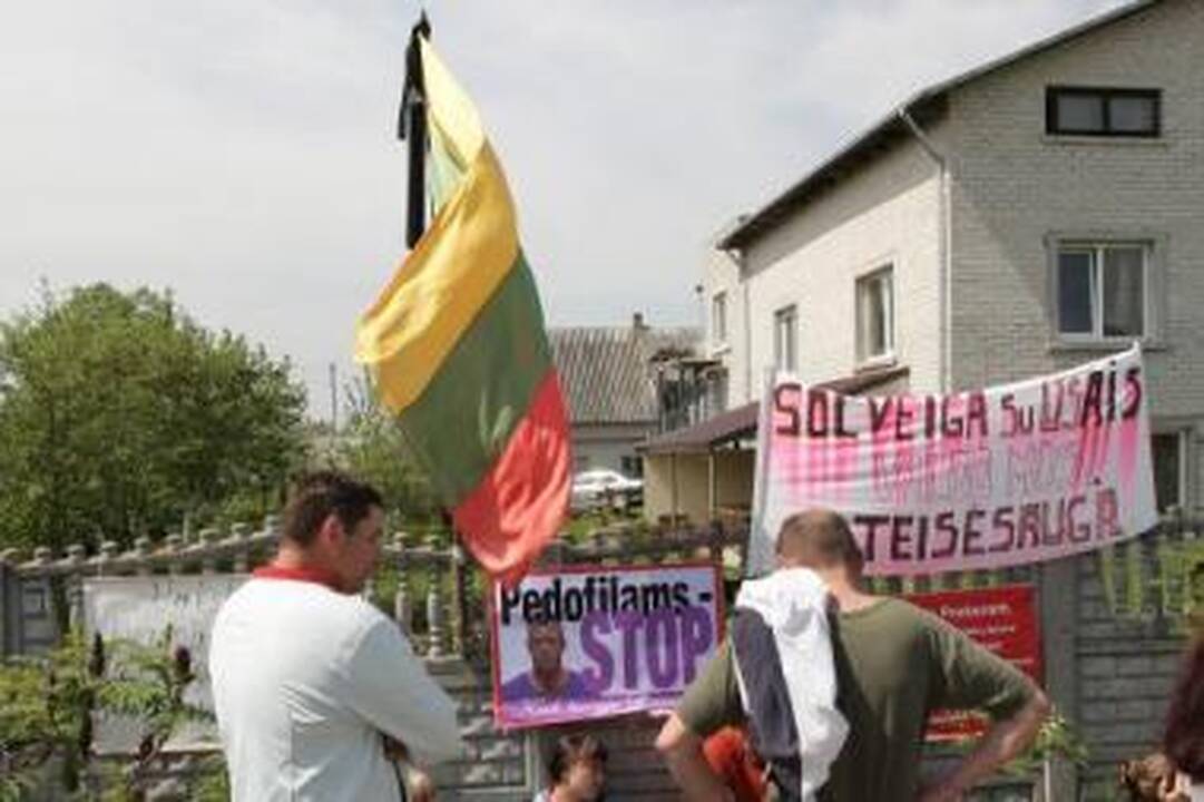 Sargyba: žmonių gretos praretėja tik paryčiais, o įsidienojus jų vėl susirenka apie pusšimtį ir daugiau.