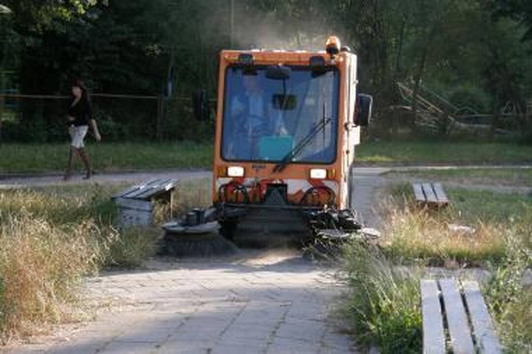Logika: kol klaipėdiečiai gąsdinami naujais mokesčiais už kiemų šienavimą, litai švaistomi dulkėms tarp šabakštynų nupūsti.