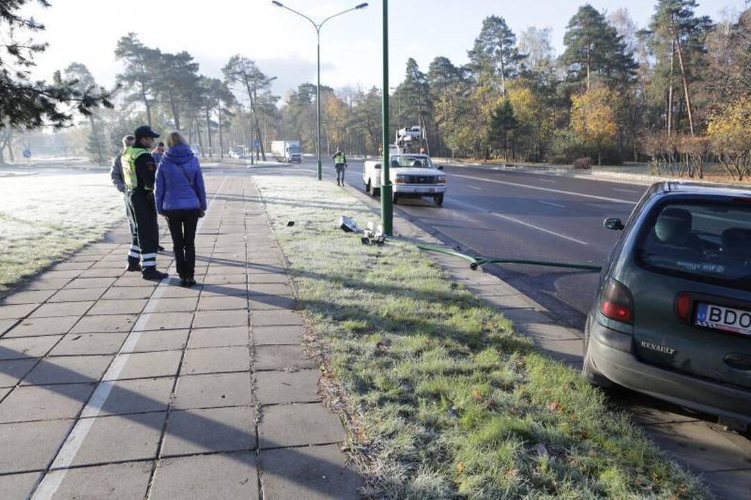 Dėl kelininkų aplaidumo vairuotojai liko ant ledo
