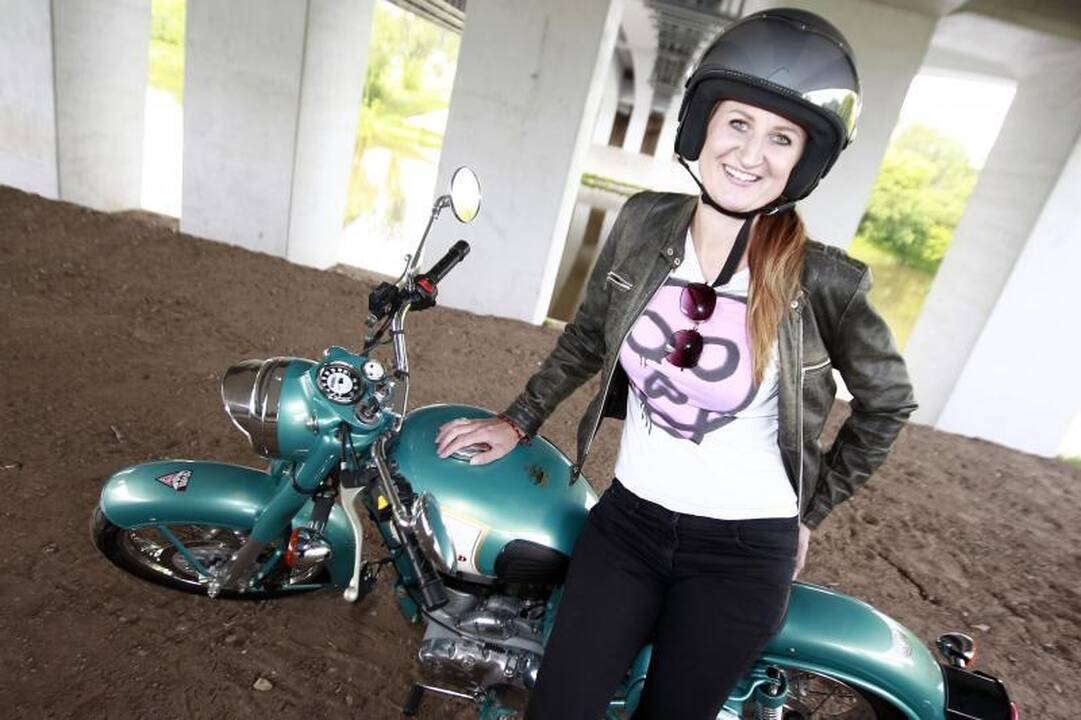 Motociklą nusižiūrėjo indų           filme