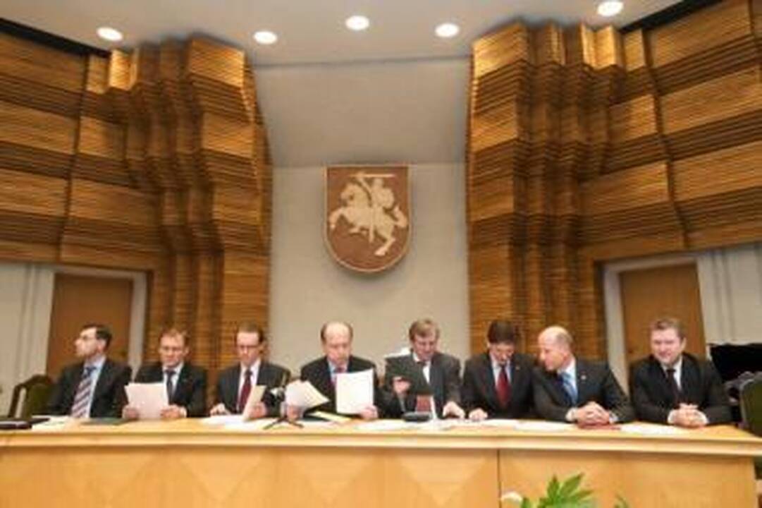 Penki: tik kai pasikeis aštuntasis ministerijos vadovas, Vyriausybė turės eiti į Seimą iš naujo gauti įgaliojimus. Iki šiol skaičiuojama, kad pakeisti tik trys A.Kubiliaus kabineto ministrai.