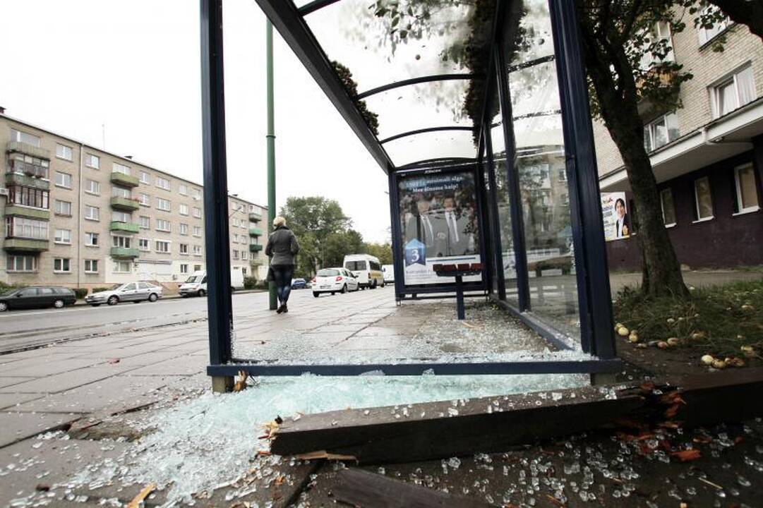 Vandalams patrauklus taikinys – autobusų stotelė
