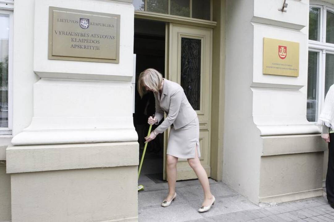 Taupymo pasekmė – valdininkė su šluota  