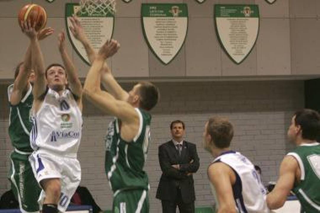Vargti teko ir krepšinio aikštėje