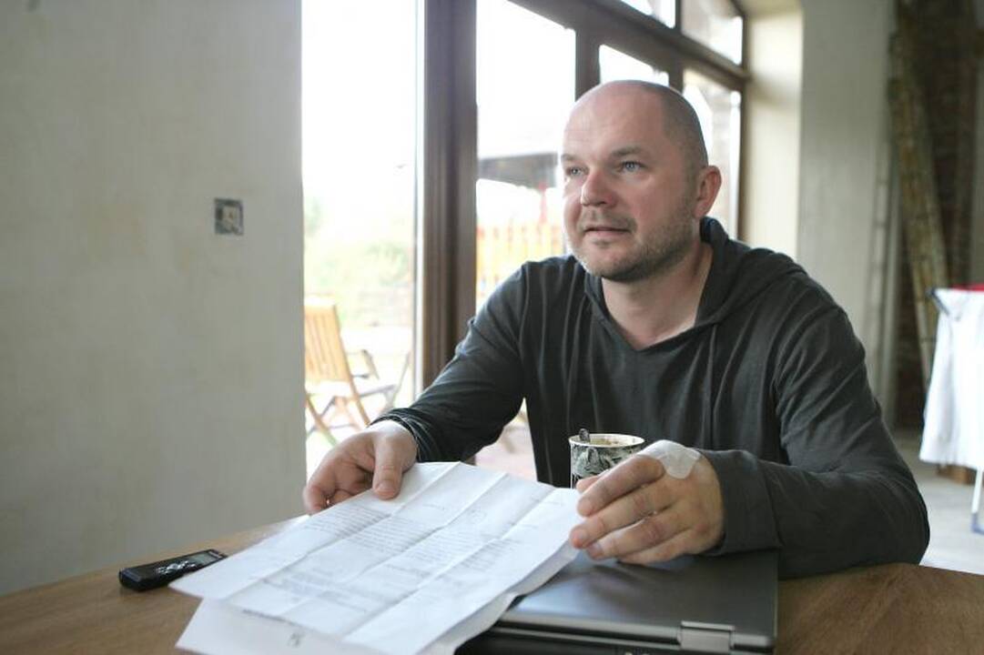 Į seniūnaičius gyventojai kreipiasi ir dėl sulūžusios tvoros