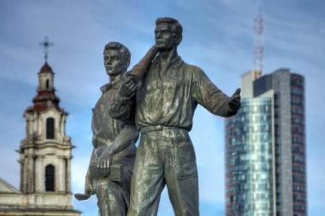 Objektas: filme "Dviese ant tilto" naujai pažvelgiama į Žaliojo tilto skulptūras.