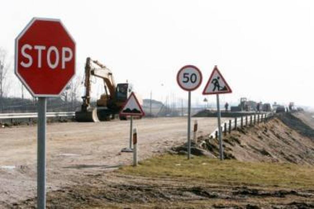 Kelininkų darbus stebi išminuotojai