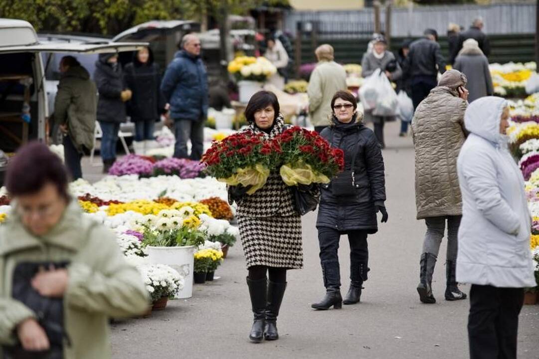 Madą nukloti kapus gėlėmis keičia taupumas