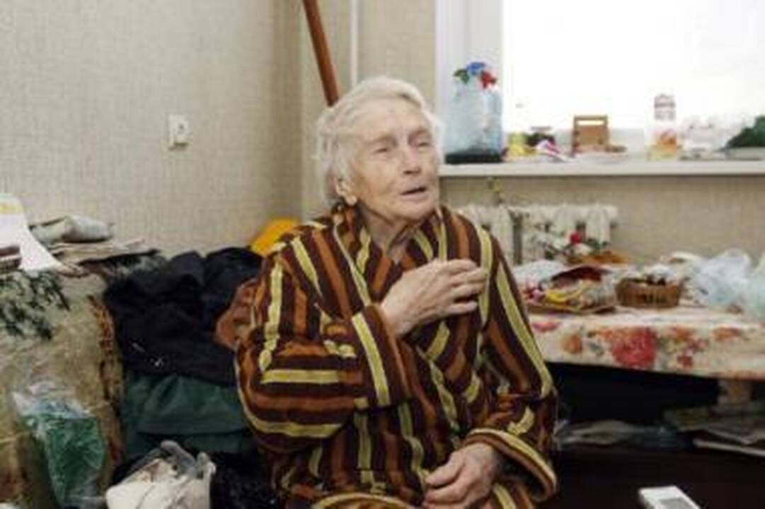 Senatvė: A.Radžiuvienė skursta, patiria smurtą, sunkiai susivokia aplinkoje, bet be dukros į globos namus vykti nenori.