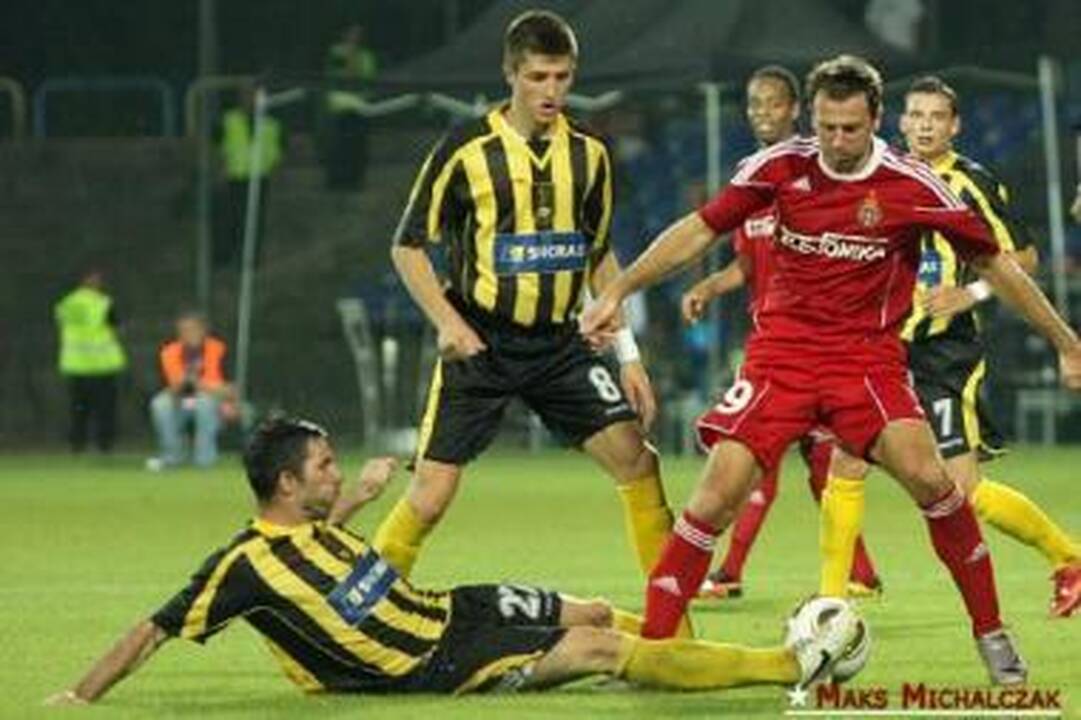 Sutriuškino: Krokuvos futbolininkai (raudona apranga) per dvejas rungtynes įmušė "Šiauliams" septynis įvarčius.