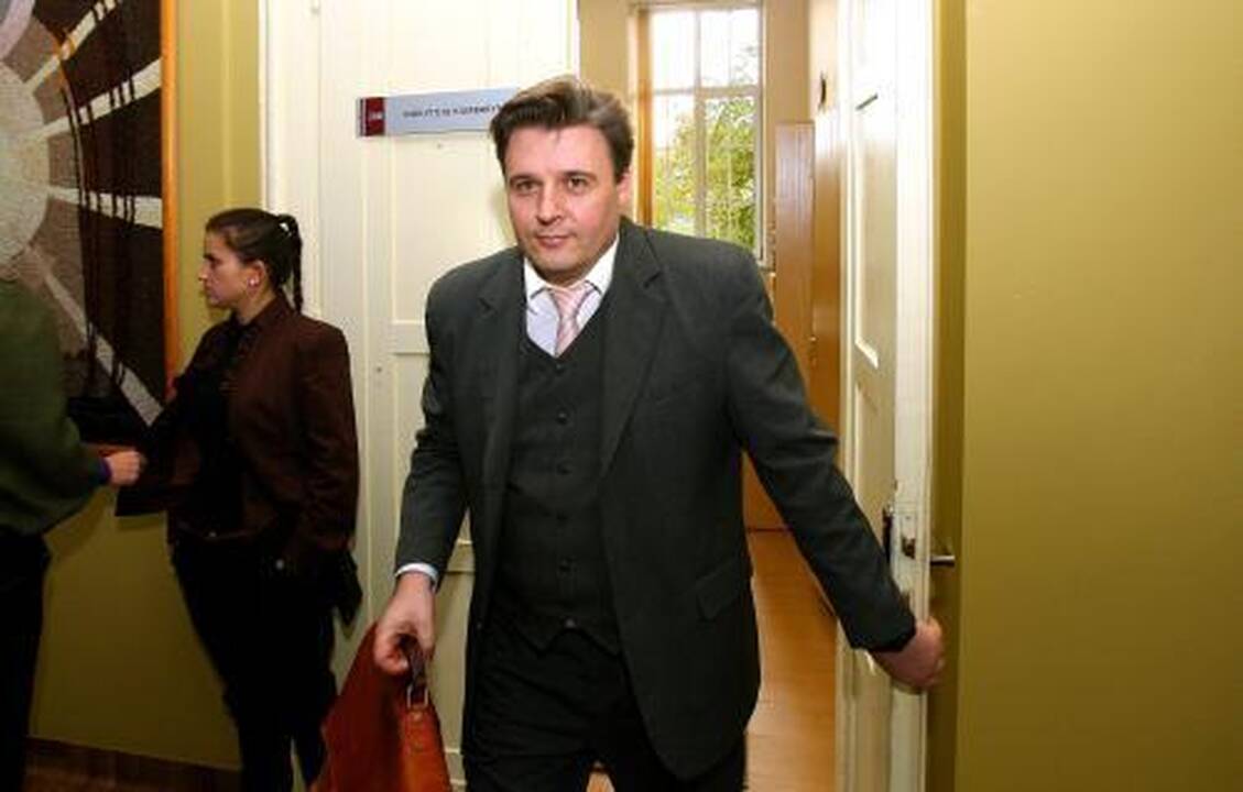 Įtarimai kyšininkavimu nekliudo dirbti teatre