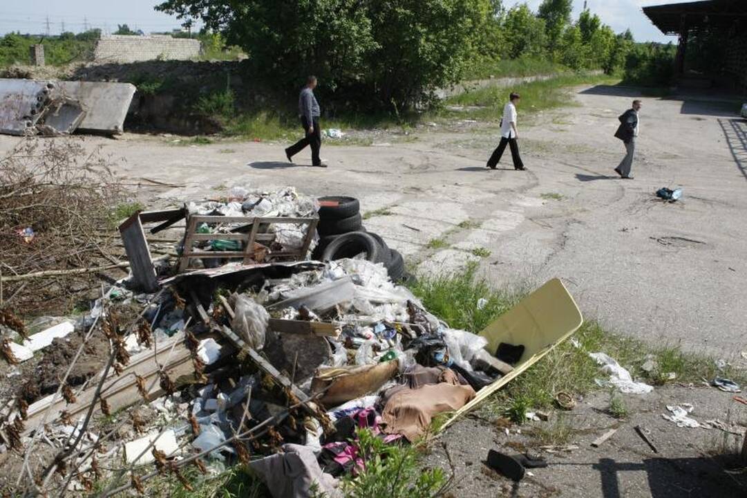 Prekybos            bazėje - netvarkos kloaka 