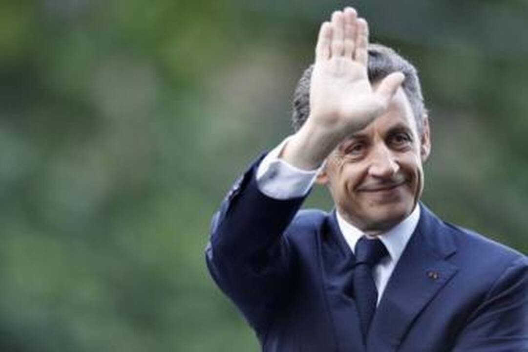 Apsuptyje: prezidento N.Sarkozy reitingai pasiekė istorines žemumas, jį kritikuoja tiek konservatoriai, tiek socialistai.