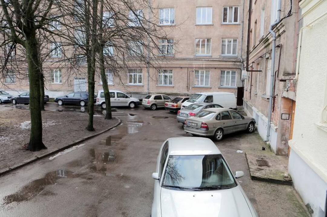 Daugiabučių kiemuose trūksta vietos mašinoms