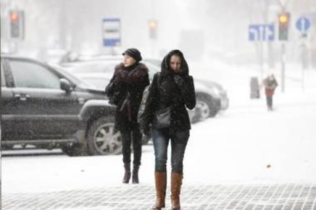 Poveikis: spėjama, kad vakarykštė pūga ir kiek atlėgusi temperatūra pagausins peršalusiųjų gretas.