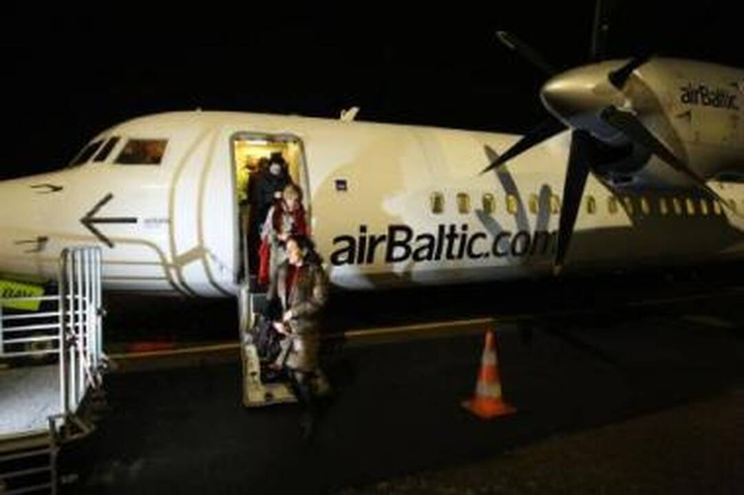 Sutapimas: praėjusią savaitę "airBaltic" atšaukus skrydžius iš Kauno į Rygą, keleiviams, vėluojantiems į skrydžius su persėdimu, į Latvijos sostinę teko nusigauti kaip kas išmano.