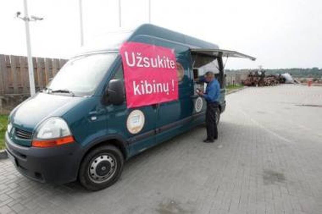 Alternatyva: kibininės griaučių prieigose klientų laukia mikroautobusas, kviečiantis užsukti.
