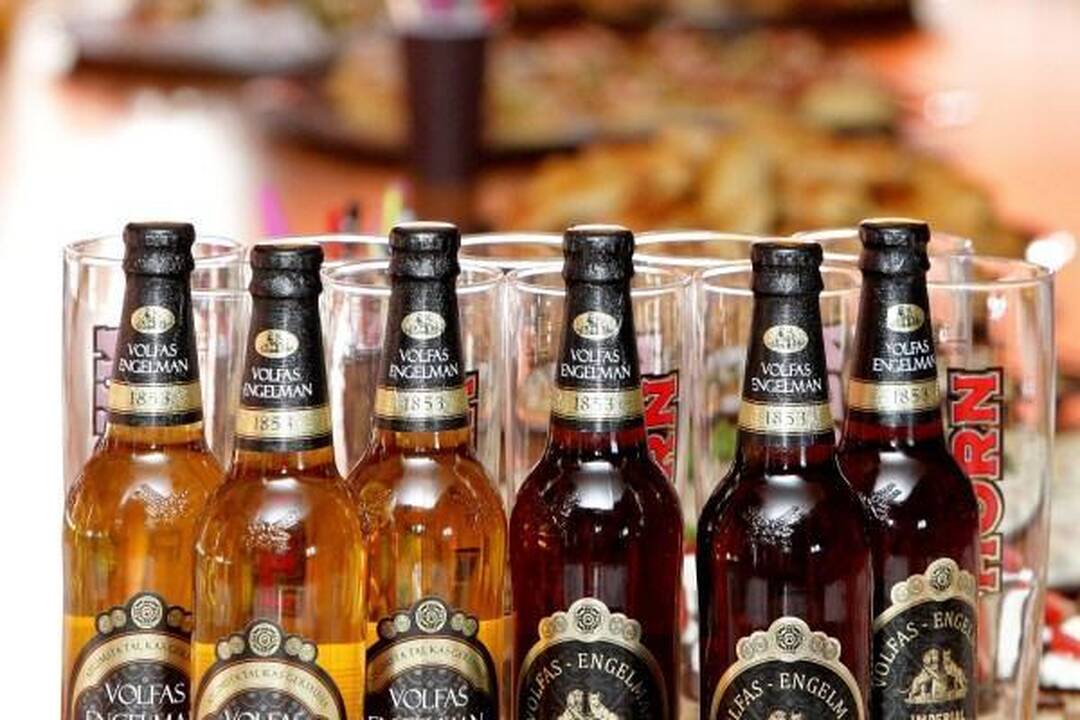 Patarimas: pilant alų, bokalą reikia laikyti pasvirusį kampu.