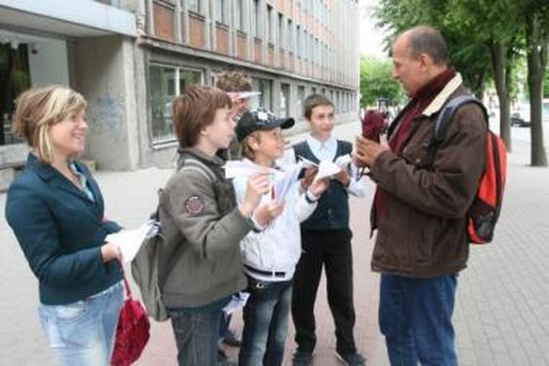 Paskata: moksleivių dovanoti lėktuvėliai kvietė prisijungti prie rūkymo prevencijos akcijos.