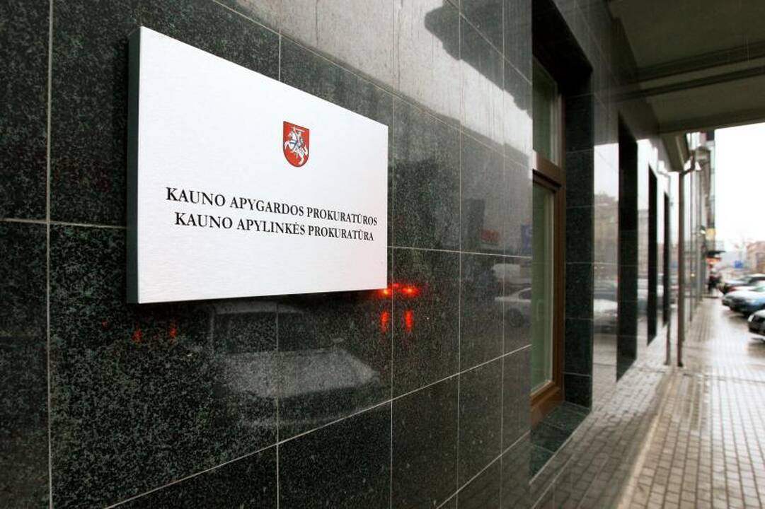 Nuo darbo nušalintam prokurorui durys lieka užtrenktos