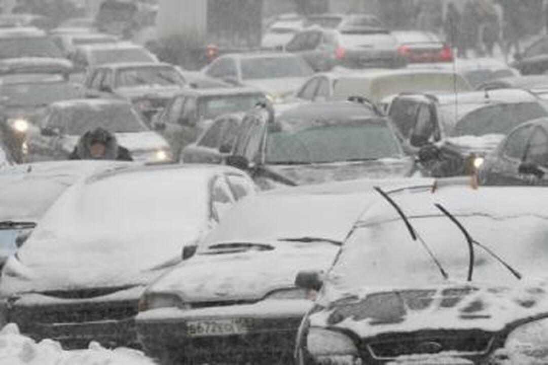 Geografija: sniegas paralyžiavo automobilių eismą nuo JAV iki Rusijos.