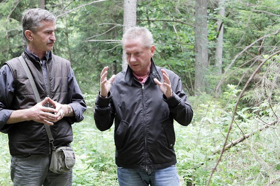 Išmintis: verslininkas V.Romanovas (dešinėje) įsitikinęs, kad gamta turi daug išminties, reikia sugebėti ją išgirsti.