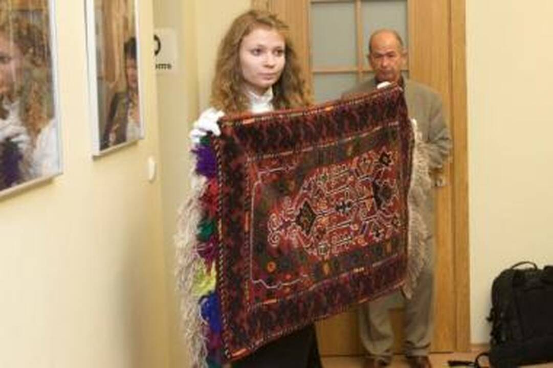 Rankdarbiuose iš Afganistano – linkėjimai su meile