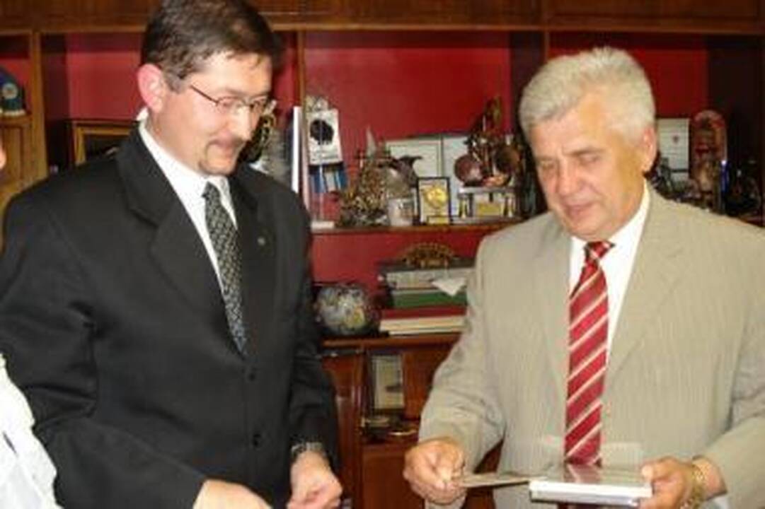 Pažintis: R.Jakubauskas merui R.Taraškevičiui dovanojo informacijos apie kitataučius ir jų religiją.