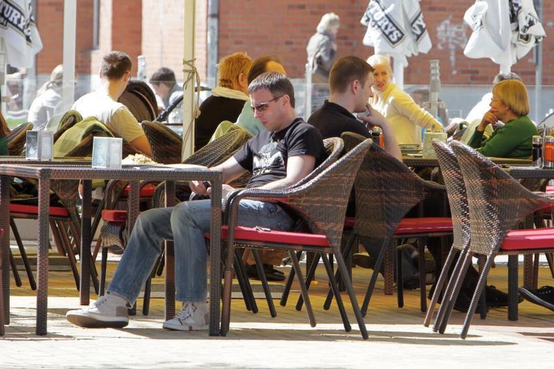 Uostamiesčio lauko kavinės laukia šilumos