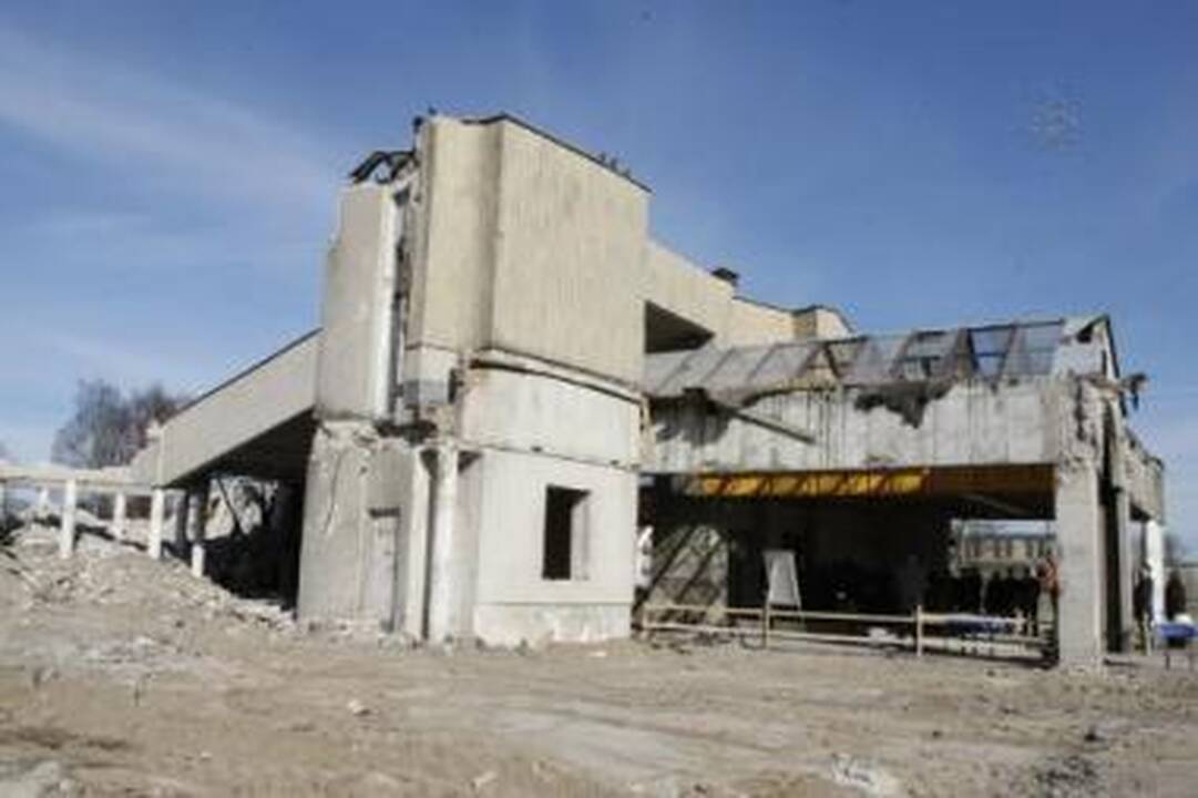 Po griuvėsiais dygsta nauja stotis
