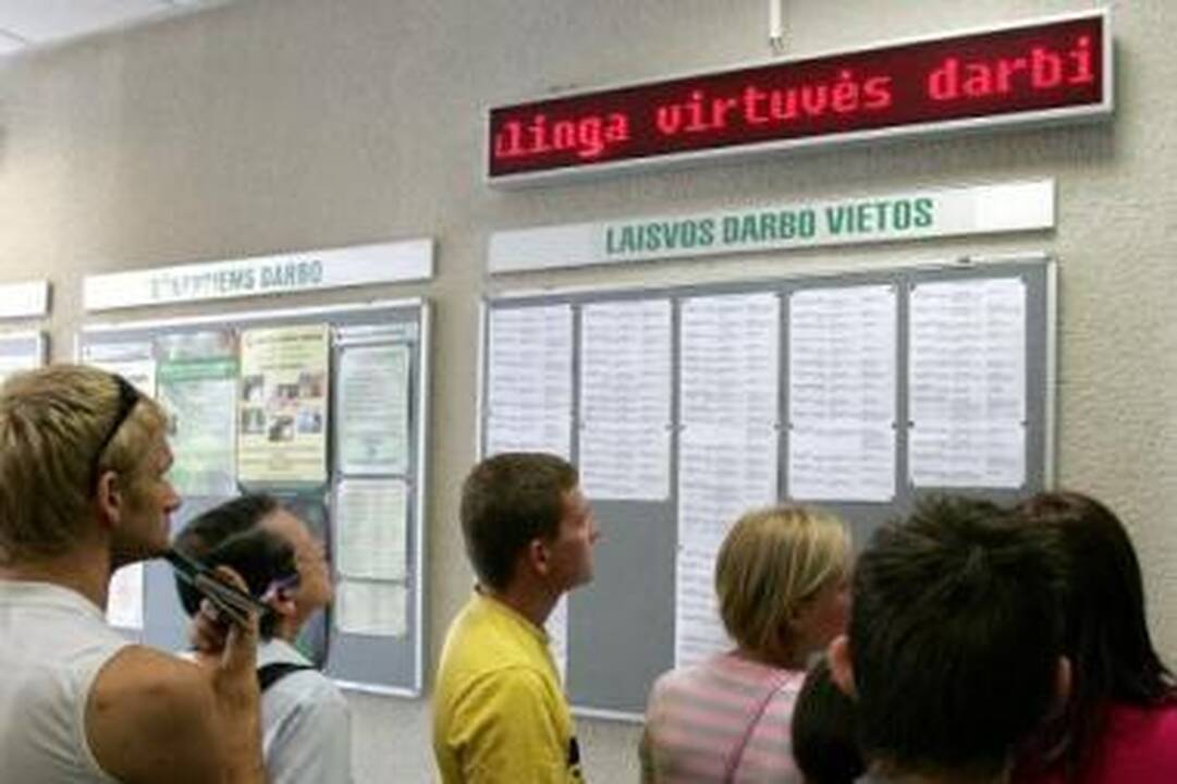 Problema: susirasti darbą pagal specialybę tik ką mokslus baigusiems žmonėms šiandien beveik neįmanoma.