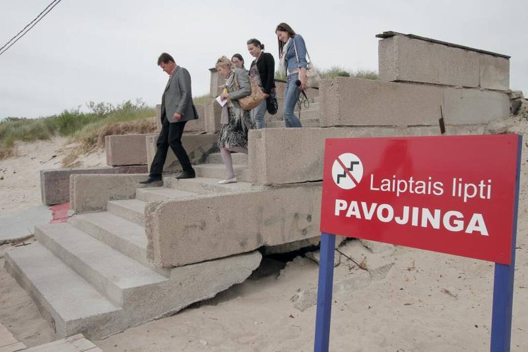 Betoninę nuovažą į neįgaliųjų pliažą pakeitė medine