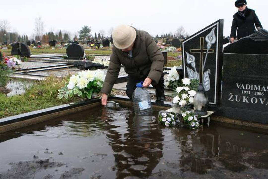 Netvarka: Lėbartų kapinėse kapai ne tik merkiant lietui skęsta balose.