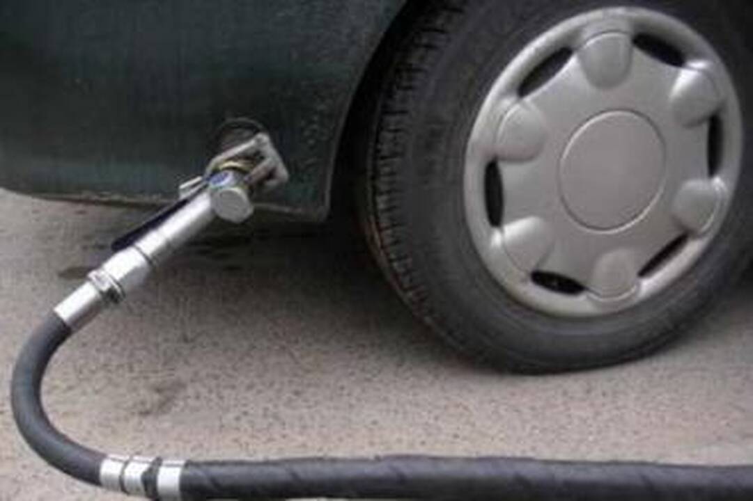 Priežastis: degalinių valdytojai tvirtina, kad šiuo metu suskystintos automobilinės dujos vis brangsta dėl didėjančių kainų didmeninėje rinkoje.