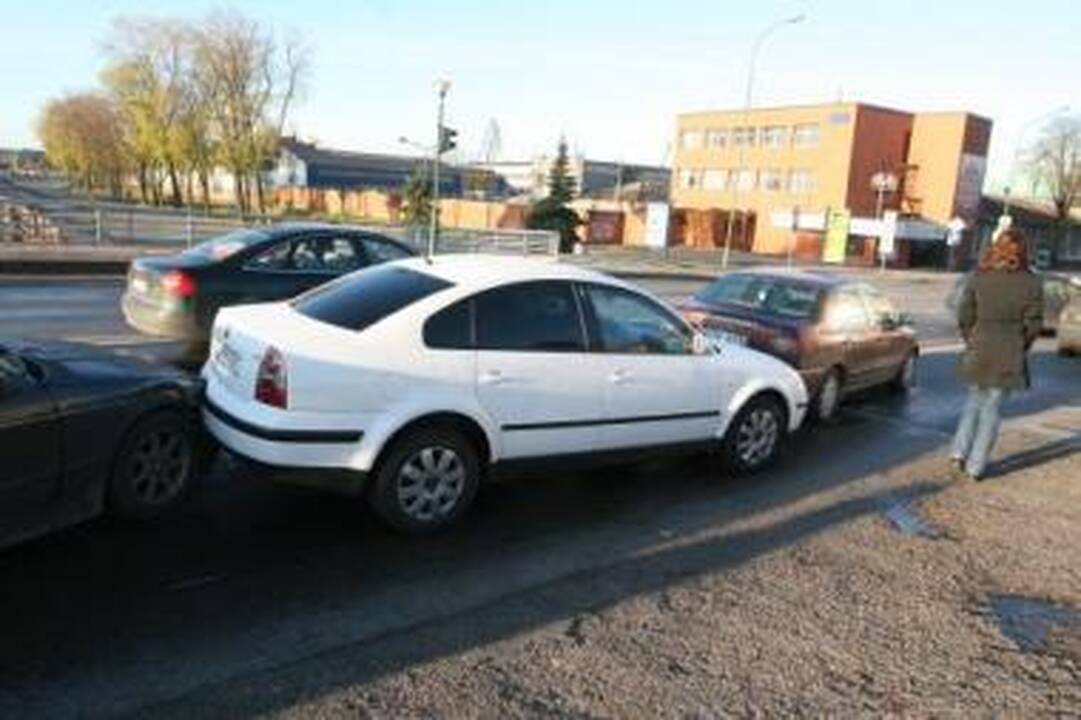 Nelaimė: vakar rytą ant Pilies tilto susidūrė trys automobiliai.