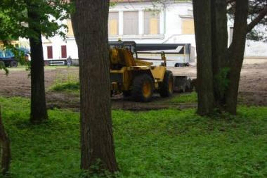 Pabaigtuvės: nors leidimas statyti atrakcionus dar nėra duotas, verslininkai sparčiai rengė jiems reikalingą aikštelę – vakar kirtavietėje žemę jau lygino traktorius. Kad čia būta...
