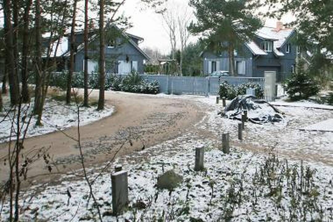 Ribos: valstybinėje žemėje vietos gyventojai jau sukalė kuolus, trukdančius čia palikti automobilį.