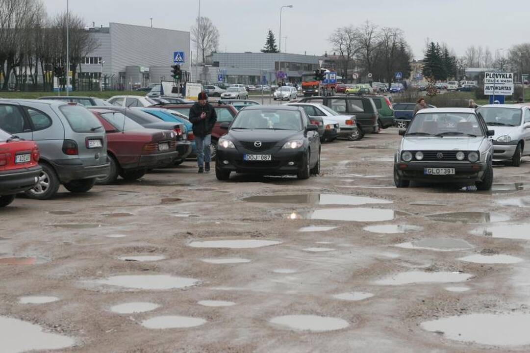 Automobilių aikštelės šalia turgaus remontuoti nežada