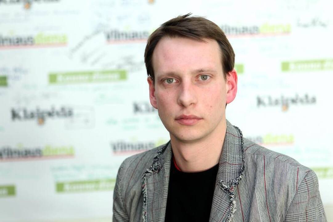 Šaukštas deguto medaus statinėje